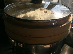 我做了双层，锅中清水煮沸加上蒸盘和蒸笼大火蒸45-60分钟，蒸好的萝卜糕放凉就可以吃了（或者放入冰箱储存，但我们这边比较喜欢再煎至一下食用）