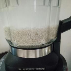 陈米加小量的水，加上盐破壁机果酱功能3次，磨细腻。一定要注意连同大米200克打出来的米浆约650克，破壁机打米浆不用放太多水。只是打好出来倒进去大碗里秤总重量650克可以了。调浆要根据米糊粘性来增减水份，所以不要一次加太多水，这个非常重要。