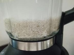 陈米加小量的水，加上盐破壁机果酱功能3次，磨细腻。一定要注意连同大米200克打出来的米浆约650克，破壁机打米浆不用放太多水。只是打好出来倒进去大碗里秤总重量650克可以了。调浆要根据米糊粘性来增减水份，所以不要一次加太多水，这个非常重要。