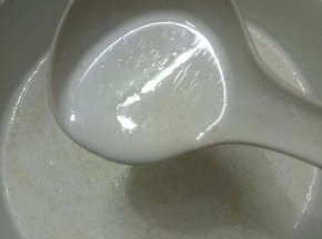 加上油，加上50度温水适量。搅拌均匀可以拉成长线滴下的手感