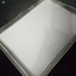 锅中烧滚水把米糊放进去，注意要放薄薄的一层，口感更好!还有一点必须要说一下的，盘子不用刷油，不然米浆会左右滑动不好控制。