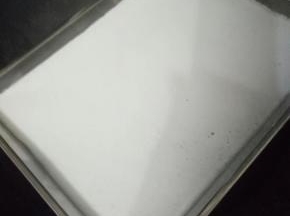 锅中烧滚水把米糊放进去，注意要放薄薄的一层，口感更好!还有一点必须要说一下的，盘子不用刷油，不然米浆会左右滑动不好控制。