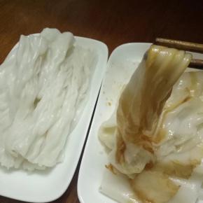 花生油放进不粘锅，大蒜剁碎加进去。大碗里加酱油加适量水加一点砂糖搅拌倒进去不粘锅煮酱汁。慢火煮开就可以