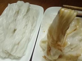 花生油放进不粘锅，大蒜剁碎加进去。大碗里加酱油加适量水加一点砂糖搅拌倒进去不粘锅煮酱汁。慢火煮开就可以