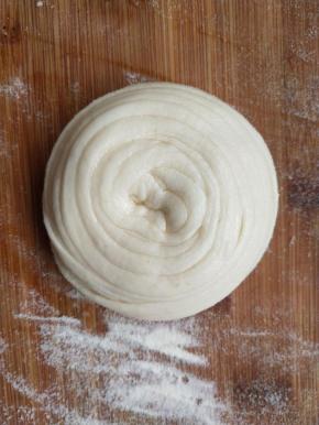 抽出手指，稍微整理面团，收尾压在底部