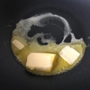 黄油放进不粘锅，一定要用不粘锅，煤气开小火，搅拌黄油至完全融化