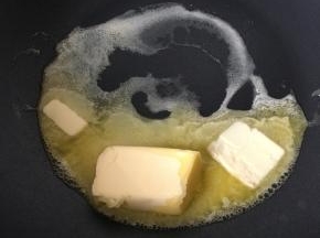 黄油放进不粘锅，一定要用不粘锅，煤气开小火，搅拌黄油至完全融化