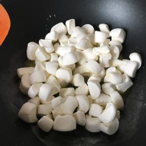 把棉花糖倒进融化的黄油中，不停的搅拌至棉花糖完全融化。