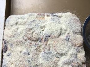 趁余温二面筛上奶粉防粘
