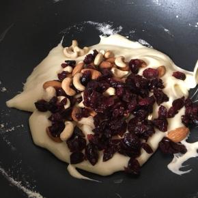 放入综合坚果和蔓越莓干搅拌均匀