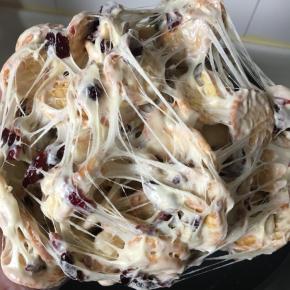 戴上一次性手套，把糖块从中间分开，不停往下翻，直到翻至拉丝，并且每块饼干都包裹着糖。