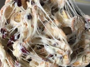戴上一次性手套，把糖块从中间分开，不停往下翻，直到翻至拉丝，并且每块饼干都包裹着糖。