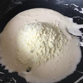 关火，倒入奶粉，搅拌均匀