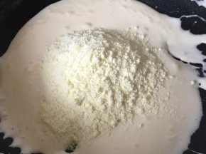 关火，倒入奶粉，搅拌均匀