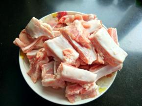 准备好排骨，泡出血水洗净。