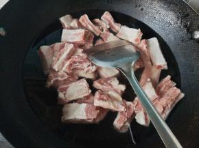 排骨冷水下锅，焯水。