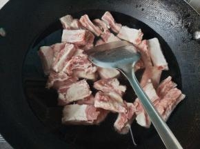 排骨冷水下锅，焯水。