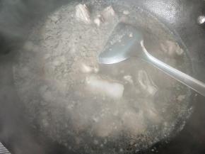 水开后捞出备用。