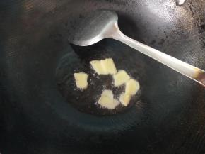 锅内放油，将生姜爆香。