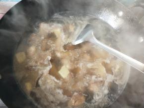 倒入适量的开水，水一次性加足，再放两滴陈醋。