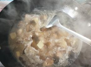 倒入适量的开水，水一次性加足，再放两滴陈醋。