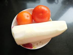 炖排骨的时候准备萝卜和番茄。