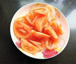 番茄去皮切片。