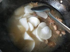 排骨炖了30分钟，用筷子很轻松的插进去，放萝卜，放盐。