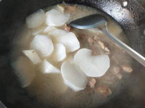 大火烧开转小火。