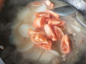 萝卜变软，放入番茄。