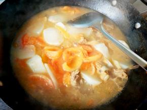 番茄煮出汁，放胡椒粉，鸡精。