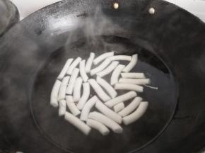 年糕放入开水了煮一下