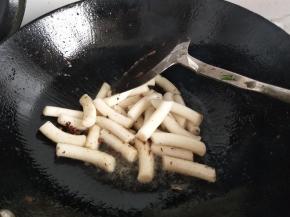 然后热锅入油再放入年糕翻炒
