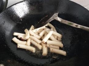 然后热锅入油再放入年糕翻炒