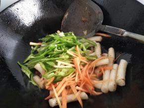 加入青椒丝和胡萝卜丝