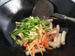 加入青椒丝和胡萝卜丝