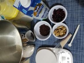 把除蔓越莓，核桃，黄油之外的所有材料放入厨师机，揉到光滑有延展性状态。