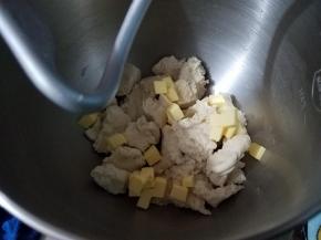 加入黄油揉至能拉出大片薄而韧性的膜。