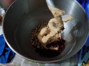 把蔓越莓切碎，核桃压碎，再加入厨师机，简单揉和即可。