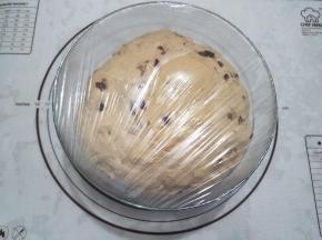 密封发酵至2倍大。用手指沾干面粉戳洞，不回缩不反弹即可。