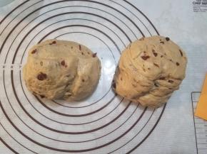 把发好的面团按压排气，分成2个面团揉圆盖上保鲜膜静置10分钟。