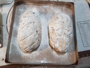 取出烤盘，烤箱上下火170度预热，去掉保鲜膜，在面包坯上筛一层薄薄的干面粉，用面包整形刀造型。