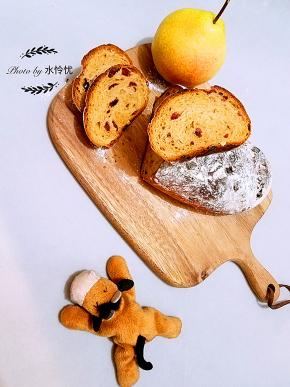 把烤盘放入预热好的烤箱，烤制25分钟左右即可出炉，一款健康好吃的面包就完成了。