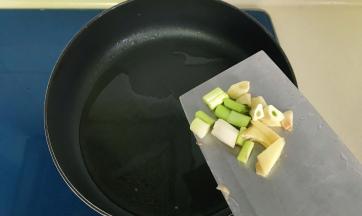 热锅冷油待油温升高放入葱段、生姜、大蒜翻炒出香味