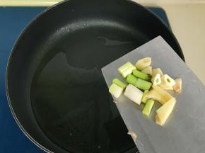 热锅冷油待油温升高放入葱段、生姜、大蒜翻炒出香味