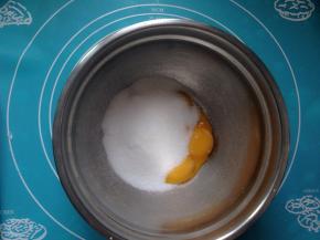 加入细砂糖搅拌均匀