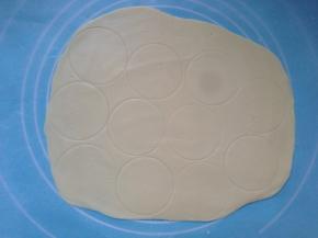 去掉油纸，用模具压出印子，放冰箱冰冻10分钟