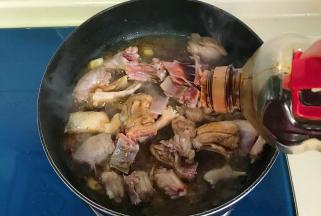 倒入老抽翻炒均匀，加入适量的白糖