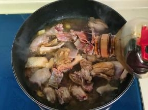 倒入老抽翻炒均匀，加入适量的白糖