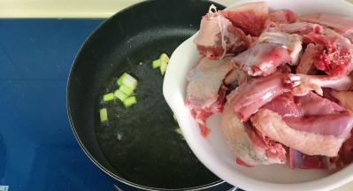 倒入切好的鸭块